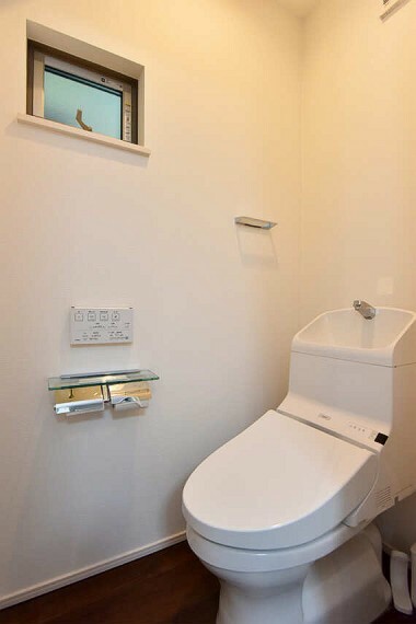小窓もあり明るく清潔感のあるトイレには、ホワイトを基調とした温水洗浄便座付き。