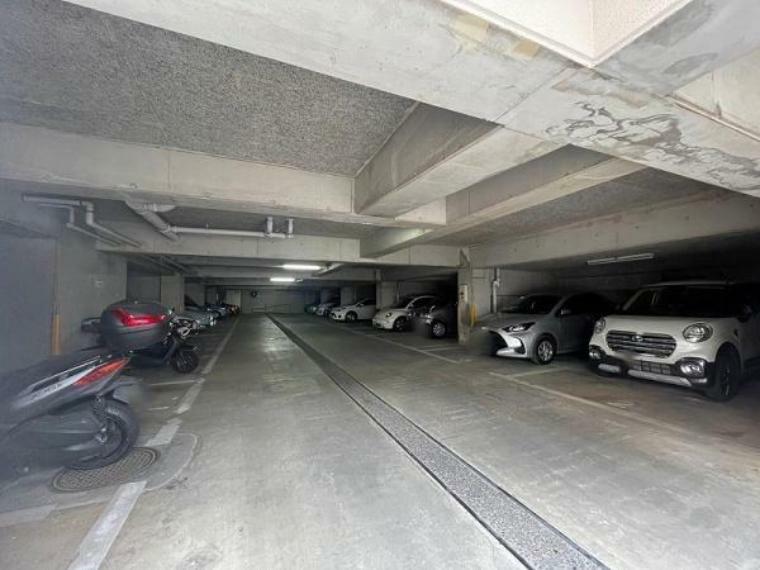 敷地内駐車場は広々としていてスムーズに駐車できます