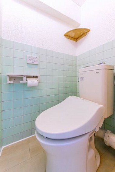 白を基調とした明るいトイレ。温水洗浄便座付です