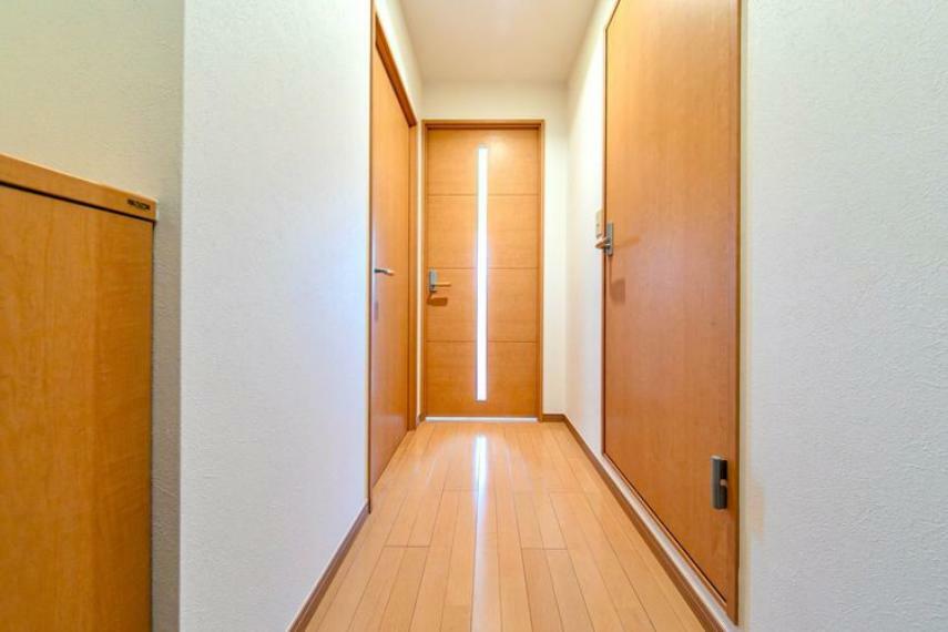お部屋の第一印象を決める玄関は柔らかく暖かな雰囲気に。