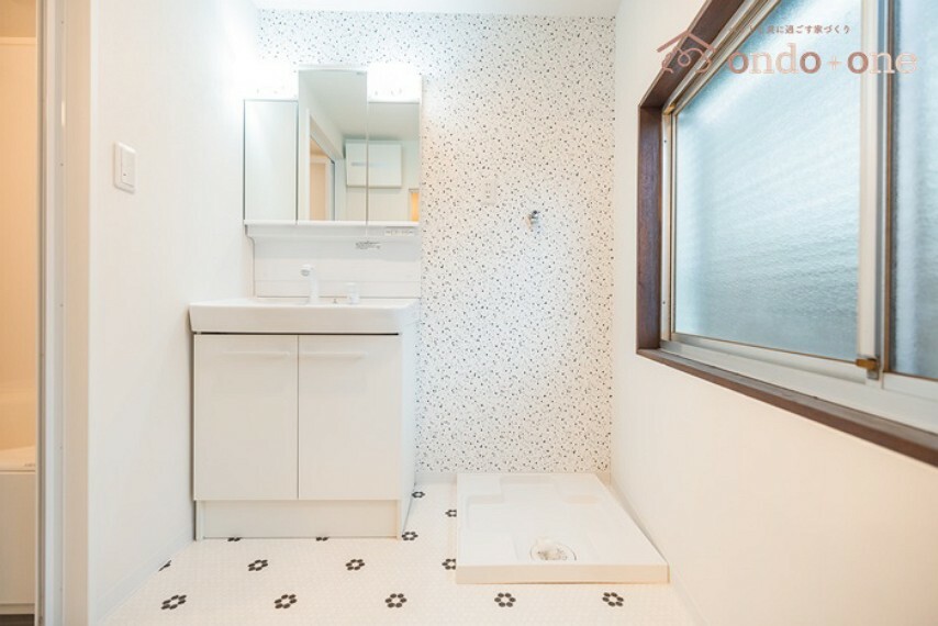 【洗面所】白を基調とした清潔感のある洗面ルーム。便利な三面鏡付き！足元やミラー裏に収納スペースがあり便利です