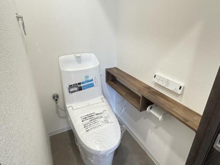 【リフォーム済】トイレはリクシル製の新品に交換しました。リモコンが壁掛けタイプで衛生的です。