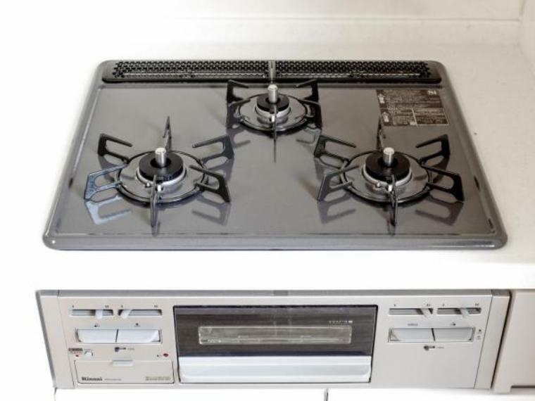 【同仕様写真】新品交換したキッチンは3口コンロで同時調理が可能。大きなお鍋を置いても困らない広さです。お手入れ簡単なコンロなのでうっかり吹きこぼしてもお掃除ラクラクです。
