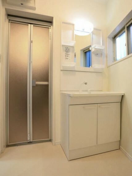 洗面室はしっかりとしたスペースを確保。上質な温かみを持つカラーで統一されています。