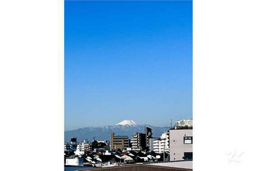 バルコニーからの眺望（売主様提供）。晴れた日には富士山がはっきりと見えます。大学の建物に面しているため将来的にも眺望が保たれやすいです。