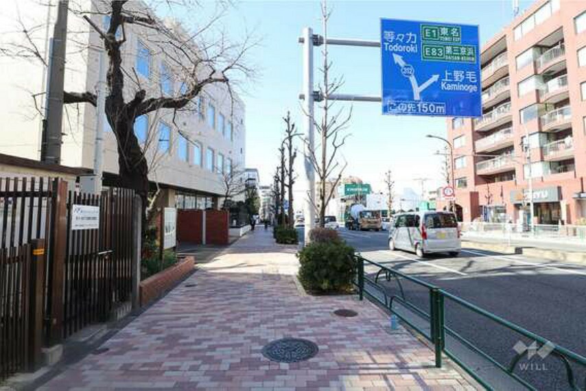 パラスト自由ヶ丘の北側前面道路（東側から）。インターロッキングで整えられた歩道です。バスで二子玉川駅や目黒駅、東京駅に乗車一本でアクセスできます。