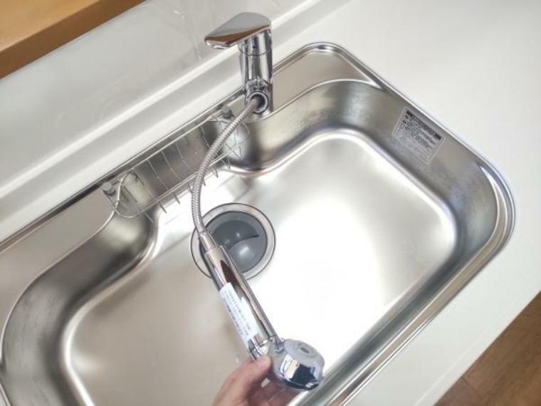 【リフォーム済】新品交換したキッチンの水栓金具はノズルが伸びてシンクのお手入れもラクラクです。水栓本体には浄水機能が内蔵されていて、おいしいお水をつくります。