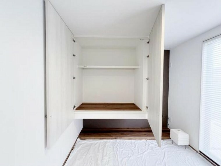 和室の収納は開口部が広く、来客用の寝具や季節用品なども収納できて便利です。