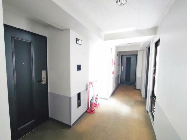【現地写真】玄関です。エレベーターからすぐの場所にお部屋があるため、重い荷物があっても運ぶ負担が小さいです。