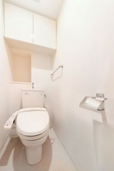 トイレは、上部に棚がついているタイプ。日用品のストックに便利です。※画像はCGにより家具等の削除、床・壁紙等を加工した空室イメージです