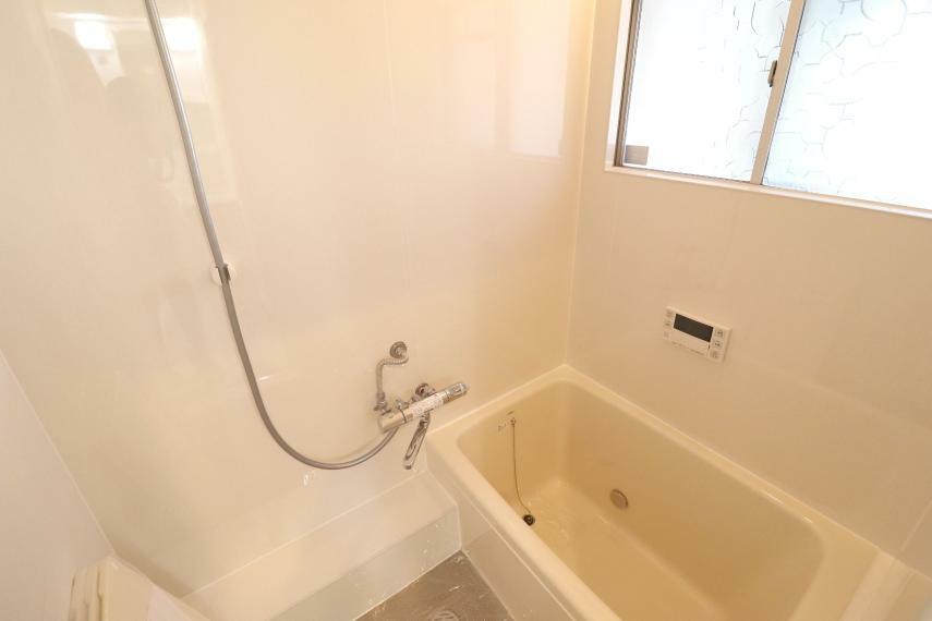 新調された浴室！清潔感のある白で統一。