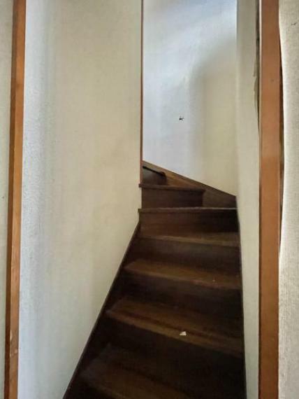 【リフォーム中】階段を撮影いたしました。階段は手すりとすべり止めの新設、クリーニングを行います。手すりがあるとお子さんやご高齢の方の上り下りも安心ですね。