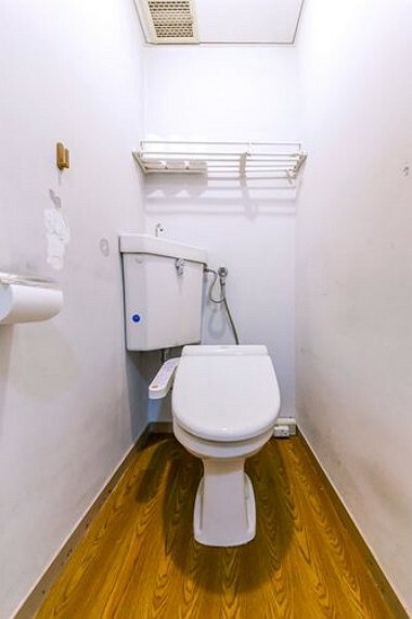 【トイレ】トイレは快適な温水洗浄便座付です。