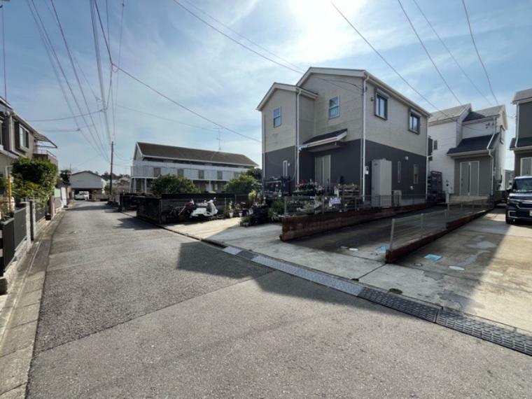 住宅用の土地では前面道路に2m以上接していなければならないと法律で定められています。しかし、お持ちの車のサイズやライフスタイルなどにより、2mでは利便が悪い場合もございますので、事前に確認しましょう。