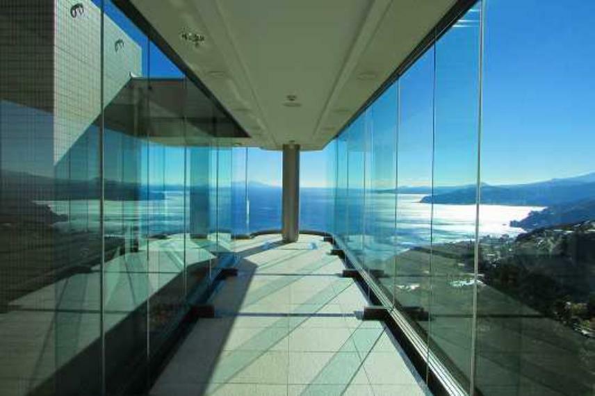 フロント階の全面ガラス張りの回廊風廊下
