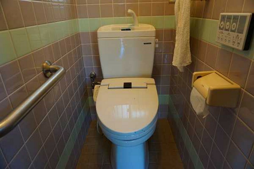 トイレには高齢者にも配慮し手すりを設置