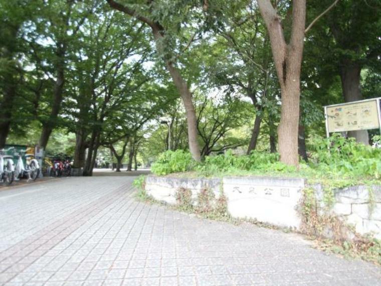 大泉公園 栄八条通り沿いに位置している広々とした公園です。<BR/>ちょっとした遊具や自転車レンタル、水場があります。<BR/>駅からも離れており静かに過ごすことができるので、お散歩にも最適です。