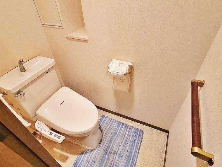 トイレ 節水タイプの温水洗浄機能便座になります。