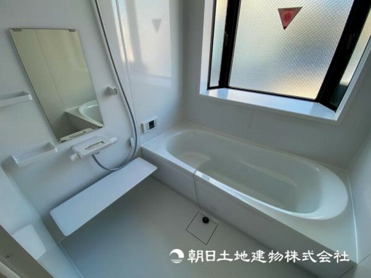 【浴室】浴槽も低くなっているのでまたぎやすく、幅広い年齢の人に使いやすい優しいシステムバスです