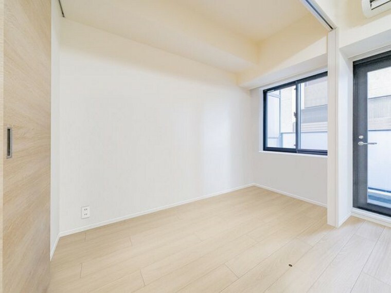 【洋室　約3.0帖】画像はCGにより床・壁を加工し、家具等を削除した空室のイメージです。