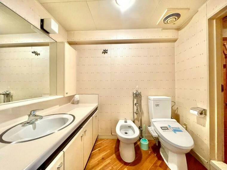 【洗面室】ホテルのような清潔感のある明るい雰囲気の洗面室