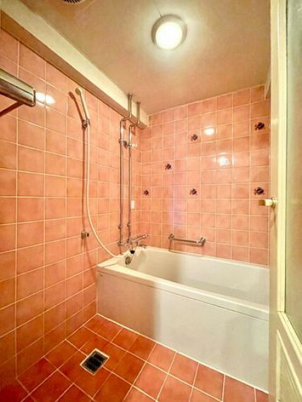 【浴室】耐久性の高いタイル張りでデザイン性のある浴室です。