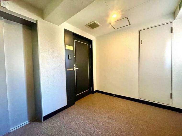 【玄関前】エレベーターを降りると2部屋しかないのでプライベート性も高いです。
