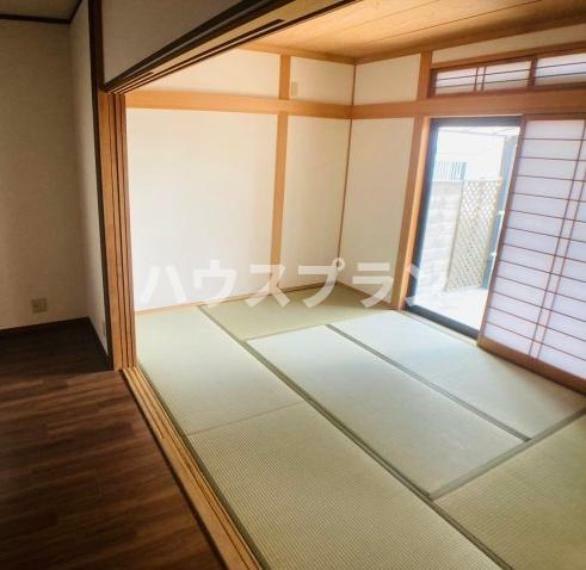 落ち着きのある和室は、和風のインテリアや畳の床が特徴で、 日本の伝統的な雰囲気を感じさせる心地よい空間です。