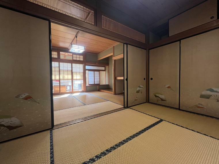 2部屋続きの和室は仕切り扉を開放して大空間としても使えます