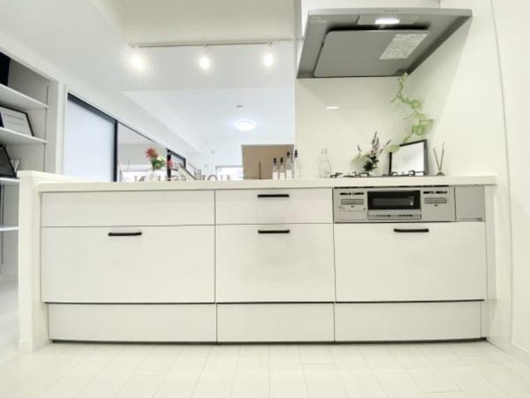 【キッチン】<BR/>シンプルでスマートなデザインと、優れた機能性を兼ね備えたシステムキッチンです。