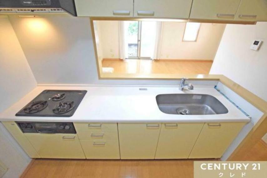 システムキッチンは女性目線で設計されており、使いやすい高さ設計。<BR/>シンクも広く、洗い物がしやすくなっており、毎日の家事がラクになります。