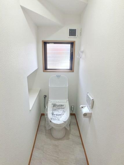 窓付きで換気がしやすいトイレ！収納スペースもあります。