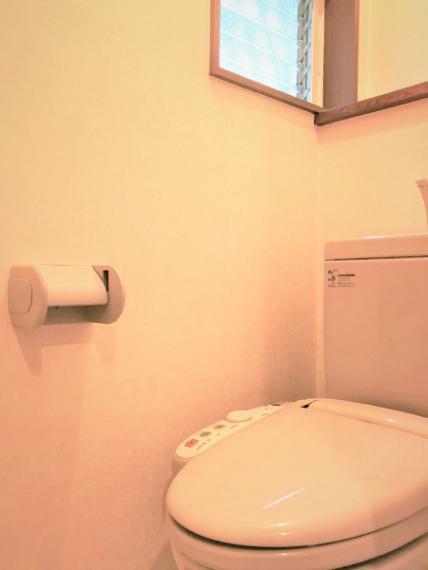 清潔感と落ち着きのある1階トイレ。臭いが気になるトイレですが、窓があるため換気がしやすいです。