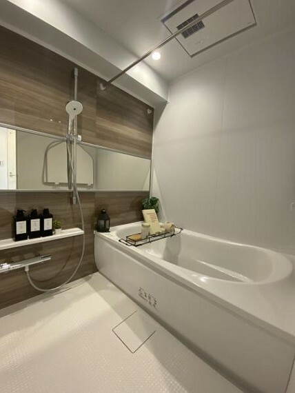 ■1418サイズのゆったり浴室、雨の日でも洗濯が出来る浴室乾燥機完備