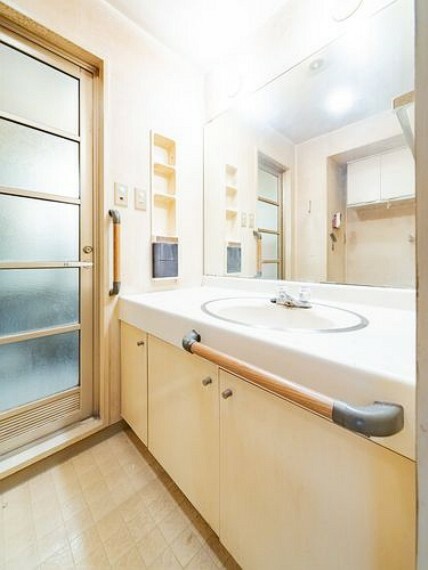 洗面室には棚があり、小物の収納に便利です。