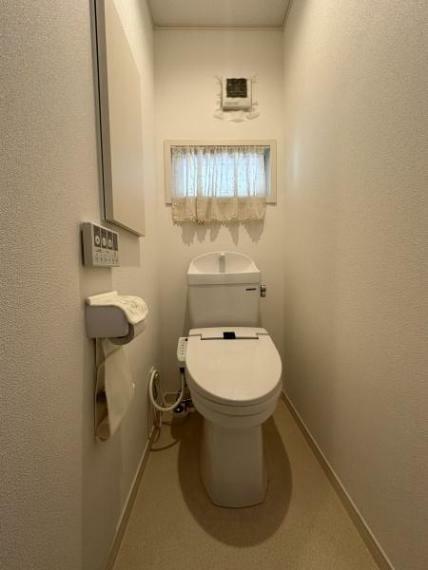 トイレは1・2階に設置され、シャワートイレが内蔵されているので使用後はスッキリ爽快！小窓が付いているので換気もしやすいです。