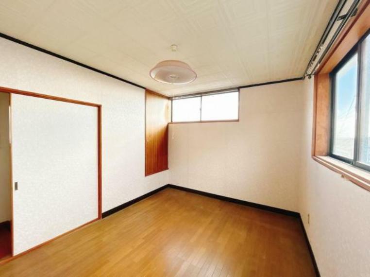 【リフォーム中】二階洋室6畳です。床はクッションフロアを張り、壁は新しい壁紙を張り、天井は塗装します。