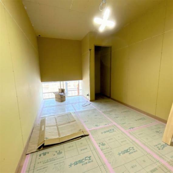 【リフォーム中】一階和室6帖です。洋室へと改装するため、床を新しく貼り、壁と天井を組みなおします。