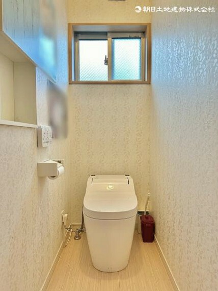 2階トイレはタンクレス。スタイリッシュなデザイン。ウォシュレット付きでトイレ環境を清潔に保てます。