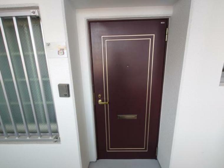 【リフォーム済】玄関の写真です。鍵は新品に交換しました。