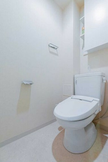 トイレには吊戸棚、温水洗浄便座を設置しました。