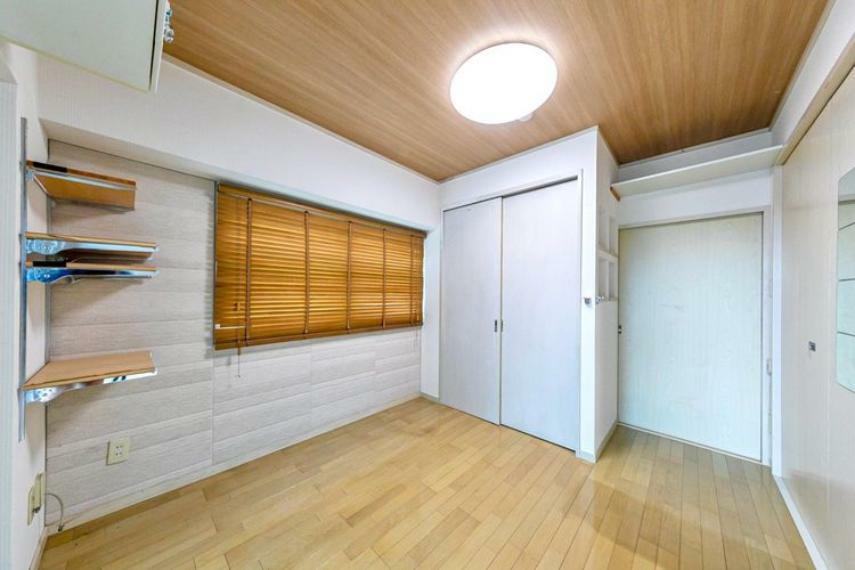 【洋室約6帖】壁にはエコカラットを使用LDKと隣接した洋室は3枚折れ戸の開閉により個室空間としても使えるフレキシブルな間取りです。