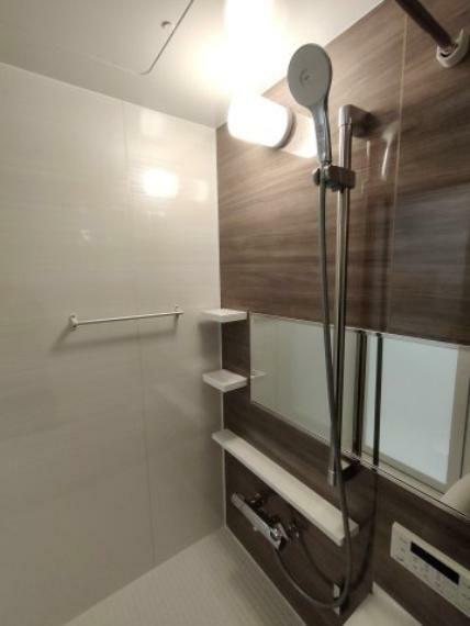 ・浴室 　シャワーホルダーはスライドバー式になっているので、お好みの高さでお使いいただけます  　