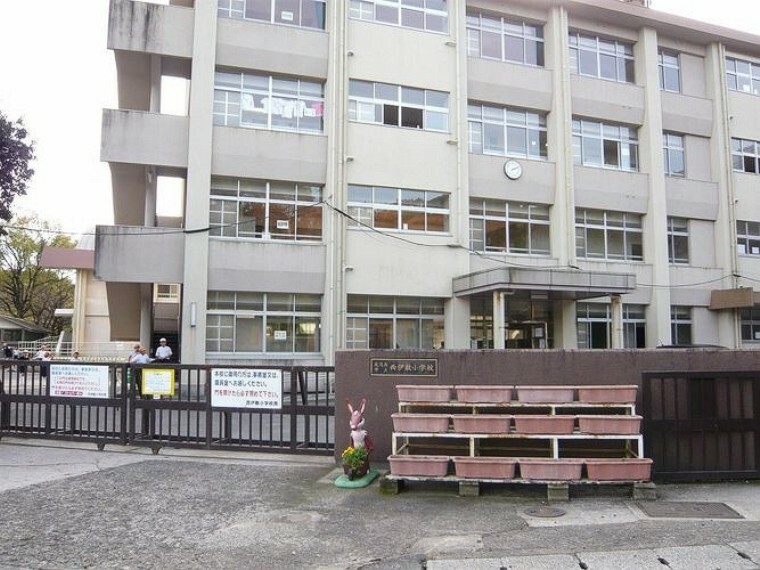 西伊敷小学校【鹿児島市立西伊敷小学校】は、西伊敷4丁目に位置する1974年創立の小学校です。令和3年度の生徒数は355人で、17クラスあります。