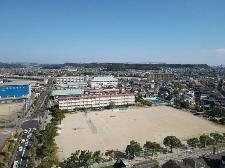 谷山中学校【鹿児島市立谷山中学校】は、上福元町に位置する1947年創立の中学校です。令和4年度の生徒数は986人で、31クラスあります。校訓は「自主・向學・友愛」です。