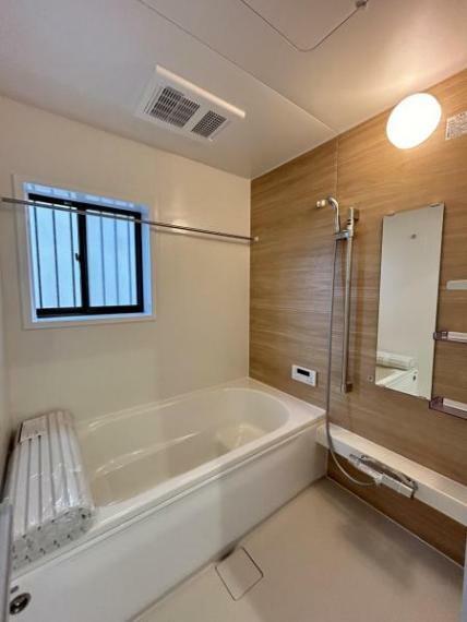 【リフォーム済/浴室】一坪サイズの浴室は交換しました。足を延ばしてゆったり浸かれるサイズの浴槽です。
