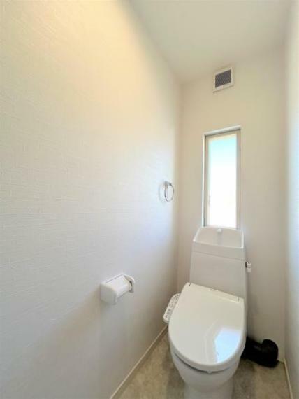 【リフォーム済/2階トイレ】トイレは1階と同様にジャニス製の温水洗浄機能付きに新品交換しました。2階にトイレがあると便利ですね。