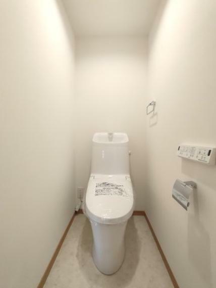【トイレ】 白を基調とした清潔感のあるトイレ。ウォシュレットも付いてますので快適にご使用いただけます。