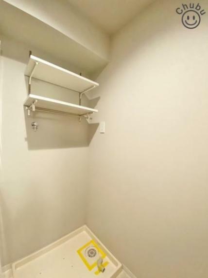 洗面所にはリネン類の収納が可能な棚を設置