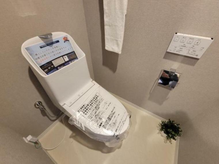 ウォシュレット付きの綺麗なトイレです。節水型でシンプルで使いやすいデザインです。